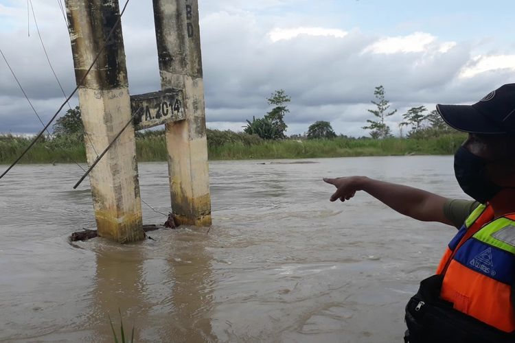 Tiang jembatan di Sungai Rongkong , Desa Beringin Jaya, Luwu Utara dihantam perahu penyeberangan warga yang mengakibatkan perahu rusak dan warga yang menumpang terseret arus, Selasa (17/8/2021)