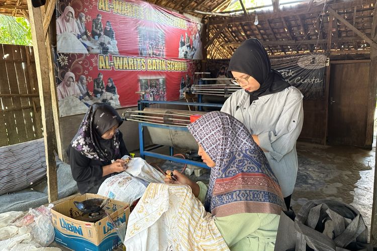 Batik dengan wangi layaknya aromaterapi mungkin belum familiar bagi sebagian masyarakat Indonesia. Produk batik dengan wangi aromaterapi muncul dari sosok pemilik Al-Warits, Warisatul Hasanah (34). Warits, sapaan perempuan lulusan STIE Perbanas Surabaya tersebut membuat inovasi batik aromaterapi untuk memasarkan batik produksi para perajin dari Pulau Madura.