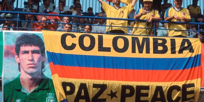 Suporter Kolombia membentangkan poster salah satu legenda mereka, Andres Escobar, yang tewas setelah mencetak gol bunuh saat melawan Amerika Serikat di penyisihan Grup A Piala Dunia 1994. 