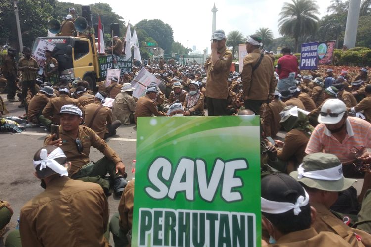 Karyawan Perum Perhutani berunjuk rasa di kawasan Patung Kuda, Jakarta Pusat pada Rabu (18/5/2022), mereka meminta pemerintah kaji ulang SK 287 Menteri LHK.