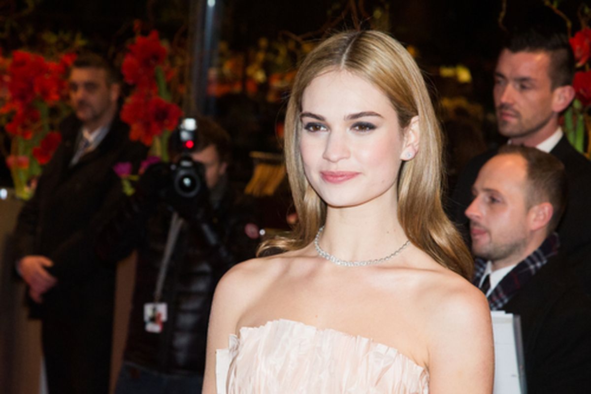 Aktris Lily James saat menghadiri premier Cinderella di Berlinale Film Festival ke-65 di Berlinale Palace, Berlin, Jerman, 13/2/2015).