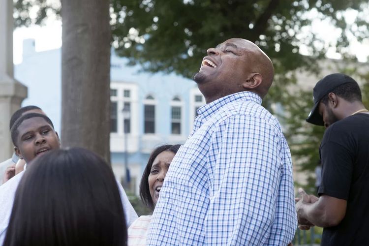 Dontae Sharpe bereaksi di luar Gedung Pengadilan Pitt County setelah seorang hakim memutuskan dia bisa dibebaskan pada 22 Agustus 2019, di Greenville, North Carolina. Gubernur Carolina Utara Roy Cooper pada 12 November 2021 mengampuni Sharpe, yang menghabiskan 24 tahun di balik jeruji besi atas pembunuhan yang dia lakukan lama mengatakan dia tidak berkomitmen.