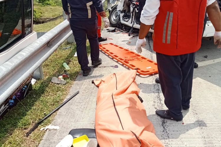 Ambulans Bawa Jenazah Tabrak Truk di Tol Tebing Tinggi, 2 Pengantar Tewas