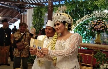 Pelawak Ginanjar menjalani prosesi akad nikah bersama istrinya Tiara Amalia di Griya Agung Salasar, Jalan Kalimulya, Depok, Jawa Barat, Minggu (29/12/2019).