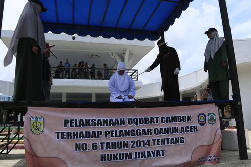 Tiga Pasangan yang Tertangkap Bercumbu Dicambuk di Taman Kota