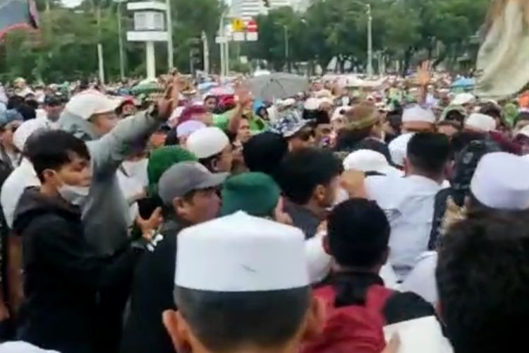 Satu orang yang diduga provokator diamankan oleh massa aksi organisasi masyarakat (ormas) Islam yang mengatasnamakan Gerakan Nasional Pembela Rakyat (GNPR) saat demonstrasi di Patung Kuda, Jakarta Pusat, Jumat (4/11/2022). 