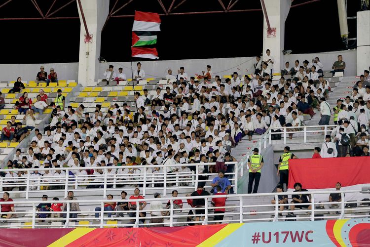 Sejumlah santri turut mendukung Timnas Indonesia saat menyaksikan babak penyisihan Grup A Piala Dunia U17 2023 Indonesia melawan Ekuador yang berakhir dengan skor 1-1 di Stadion Gelora Bung Tomo Surabaya, Jawa Timur, Jumat (10/11/2023) malam.