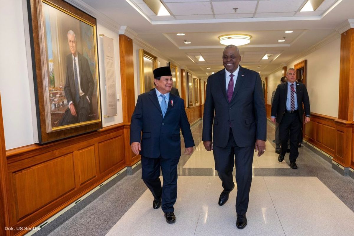 Menteri Pertahanan Republik Indonesia (RI) Prabowo Subianto bersama Menteri Pertahanan Amerika Serikat (AS) Lloyd J. Austin III.
