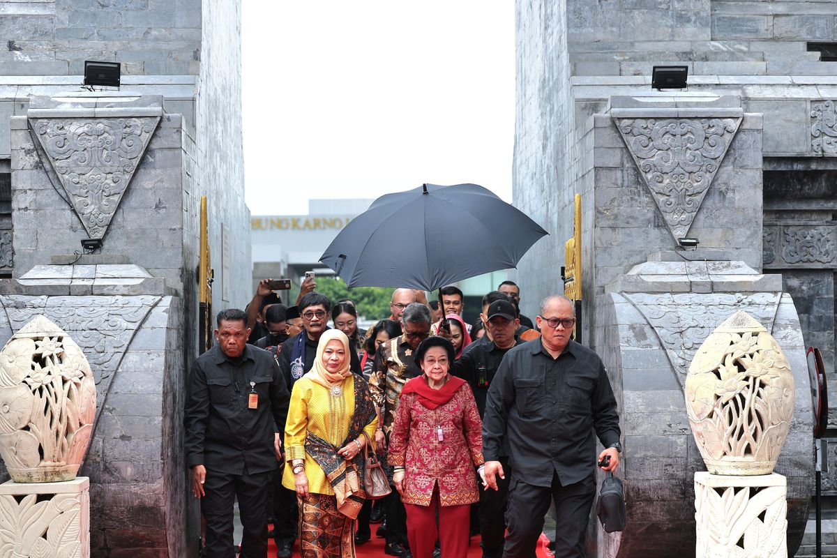 Di Bawah Guyuran Hujan, Megawati Ziarah ke Makam Bung Karno di Blitar