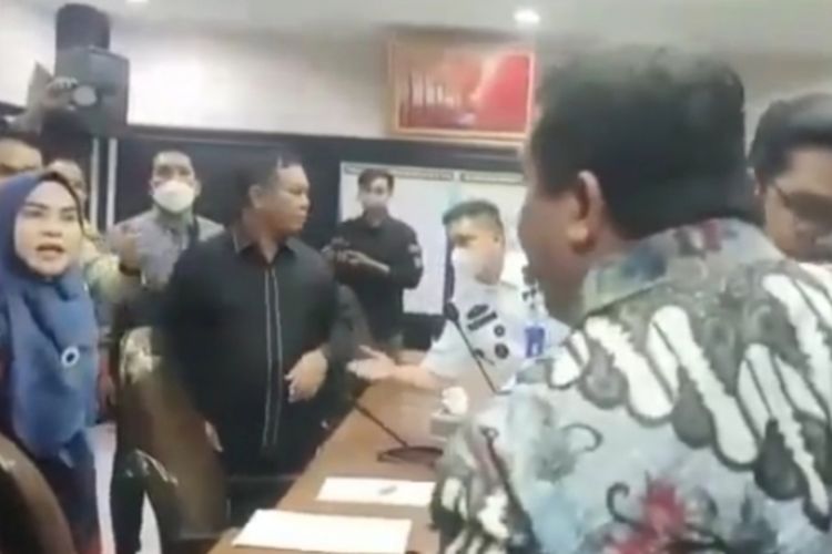 Tangkapan layar video viral anggota dewan ribut dengan pengacara pengelola Pasar Bawah Pekanbaru saat rapat di DPRD Kota Pekanbaru, Rabu (14/9/2022).