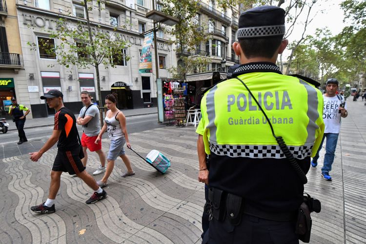 Polisi berjaga di bulevar Las Ramblas di Barcelona, Sabtu (19/8/2017) atau dua hari setelah sebuah van menerabas pejalan kaki hingga menewaskan 13 orang dan melukai seratus orang lain.