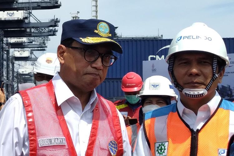 Menhub Budi Karya Sumadi didampingi oleh Direktur Utama Pelindo Arif Suhartono mengunjungi kapal petikemas CMA CGM Alexander Von Humboldt di Tanjung Priok, Jakarta Utara, Senin (31/10/2022)