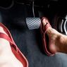 Nyetir Mobil Pakai Sandal Jepit Berbahaya, Ini Alasannya