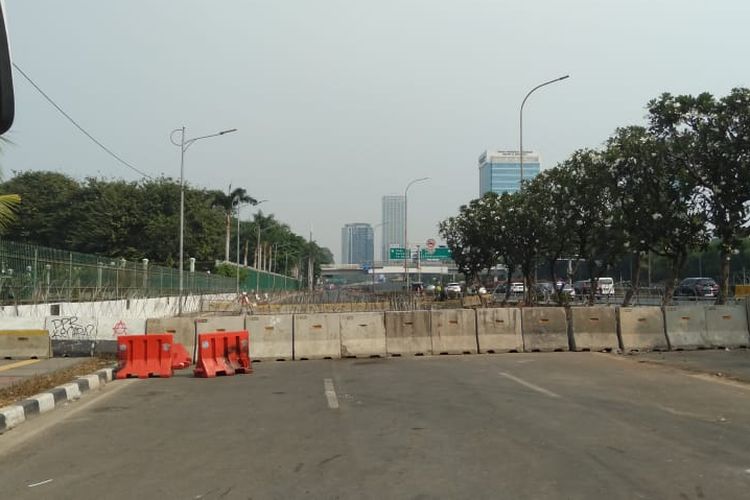 Kepolisian menutup jalan Gatot Subroto menuju arah Kompleks Parlemen Senayan, Jakarta, Senin (30/9/2019). Rencananya, massa mahasiswa akan kembali berunjuk rasa.