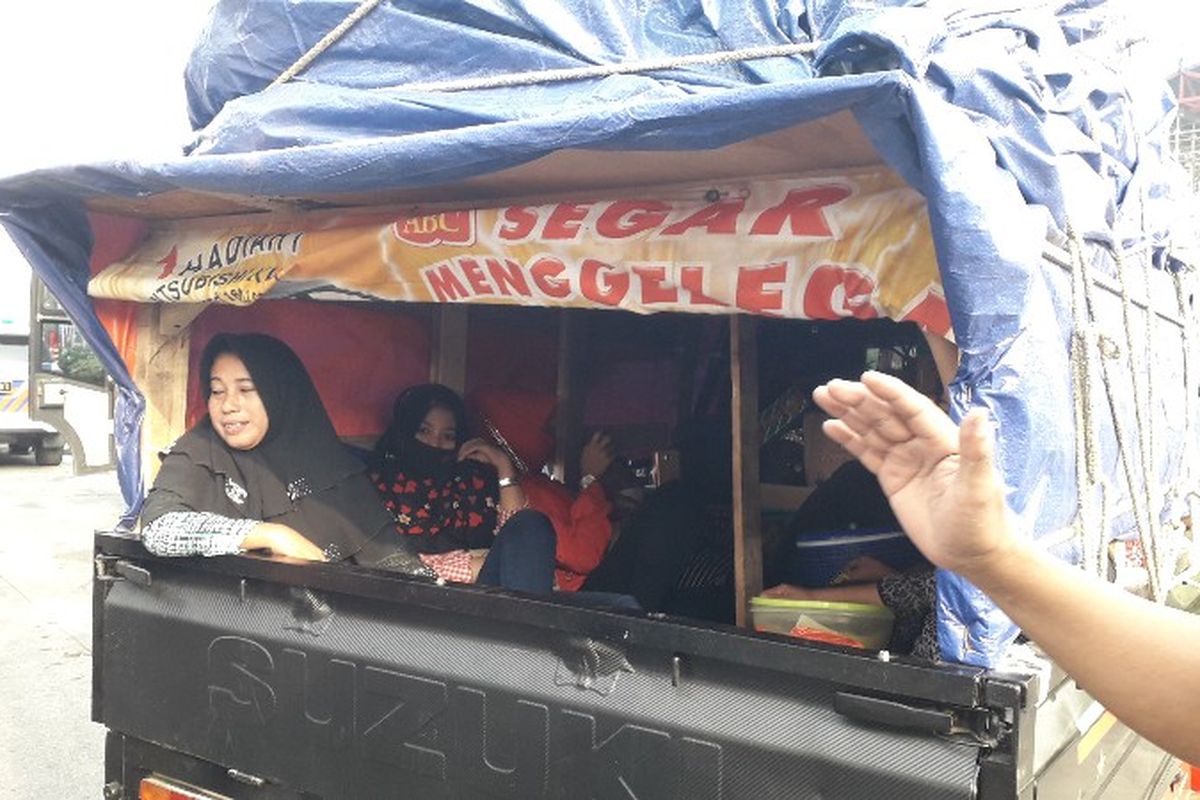 Keluarga Mila memilih menggunakan mobil pick up untuk perjalanan mudik Jakarta - Madura pada Minggu (10/6/2018). 