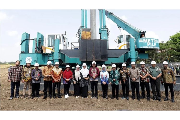 Eri bersama sejumlah pemangku kepenting dalam kegiatan groundbreaking RSUD Surabaya Timur.