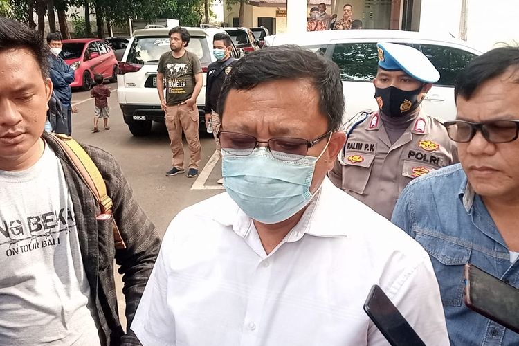 Kasat Reserse Kriminal Polres Metro Bekasi AKBP Aris Timang saat memimpin pemindahan 10 tahanan kasus pencurian sepeda motor dari Polres Metro Bekasi menuju ke Polda Metro Jaya, Kamis (16/6/2022).