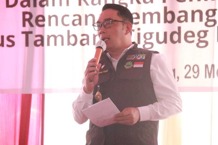 Gubernur Jawa Barat Ridwan Kamil didampingi Plt Bupati Bogor Iwan Setiawan saat mengunjungi lokasi jalan tol khusus truk tambang di Desa Rengasjajar, Kecamatan Cigudeg, Kabupaten Bogor, Jawa Barat, Senin (29/5/2023).