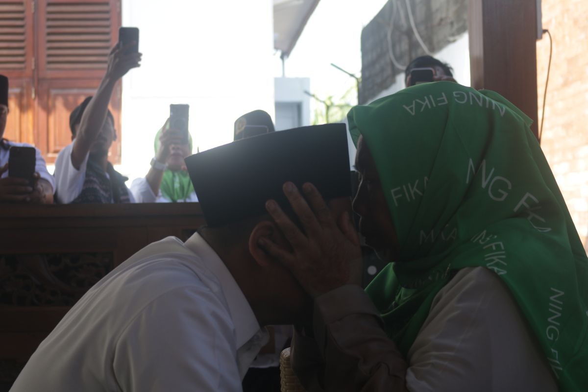 Cak Thoriq Didoakan Ibunya sebelum berangkat ke KPU Lumajang, Kamis (29/8/2024)