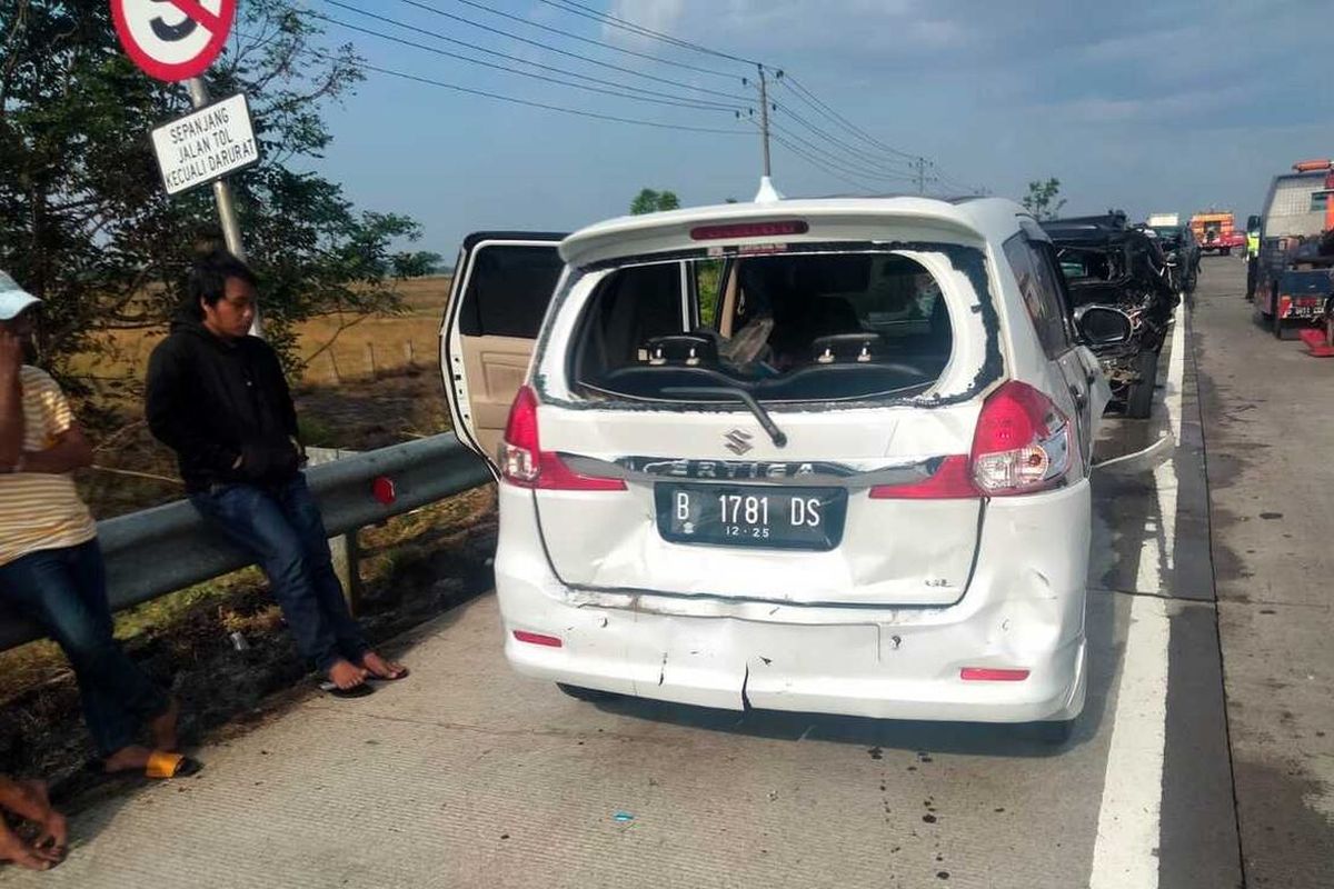 Kondisi kendaraan yang terlibat kecelakaan di jalan tol ruas Pejagan-Pemalang Kilometer 253, Kabupaten Brebes, Jawa Tengah, Minggu (18/9/2022). Dalam kejadian yang dipicu oleh jarak pandang terbatas akibat akivitas pembakaran rumput di pinggir jalan itu, 13 kendaraan terlibat. Sekitar 19 orang luka-luka dan satu orang dilaporkan meninggal dunia.