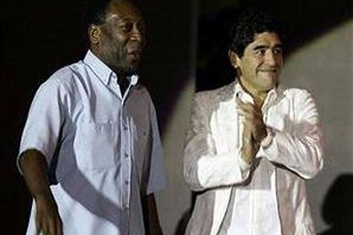 Pele (kiri) dan Maradona selalu punya hubungan panas.