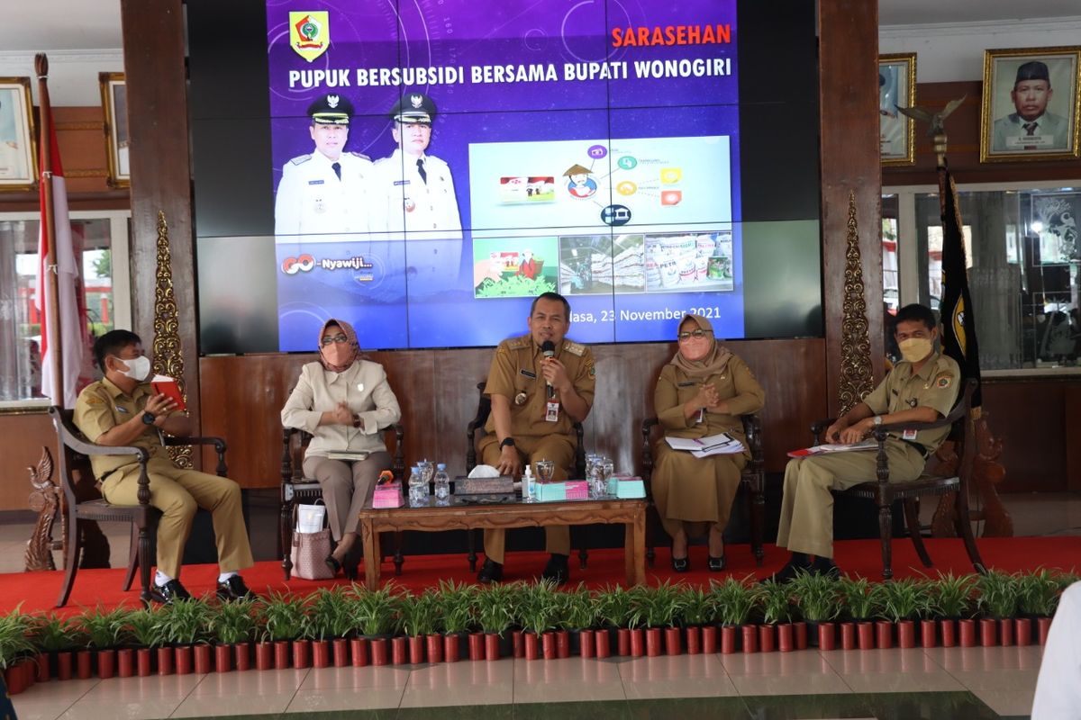 Bupati Wonogiri Joko Sutopo saat memberikan materi dalam sarasehan terkait pupuk bersubsidi di Kabupaten Wonogiri, Selasa (23/11/2021).
