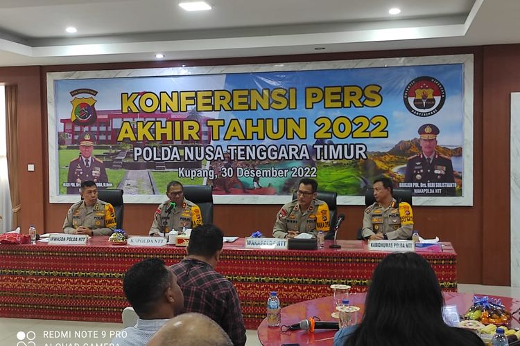 Kepala Kepolisian Daerah NTT Inspektur Jenderal Polisi Johni Asadoma, dalam konferensi pers akhir tahun di Markas Polda NTT, Jumat (30/12/2022)