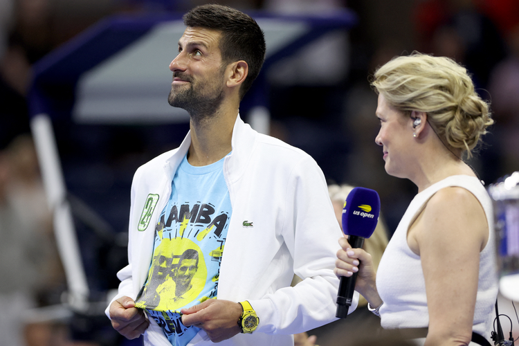 Petenis tunggal putra asal Serbia, Novak Djokovic, juara US Open 2023 usai kalahkan Daniil Medvedev dalam partai final di USTA Billie Jean King National Tennis Center, Minggu (10/9/2023) atau Senin pagi WIB. Dalam momen ini Djokovic memperlihatkan kaos bertuliskan Mamba Forever untuk menghormati mendiang basket NBA yang merupakan ikon LA Lakers sekaligus pemilik nomor 24 di klub tersebut, Kobe Bryant. Nomor 24 ini pun menandai prestasi Djokovic yang meraih gelar ke-24 Grand Slam sepanjang kariernya.