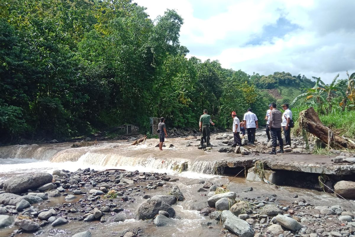 Foto: Lokasi jembatan yang hilang dibawa banjir pada Selasa (28/2/2023) di Kecamatan Jatibanteng.
