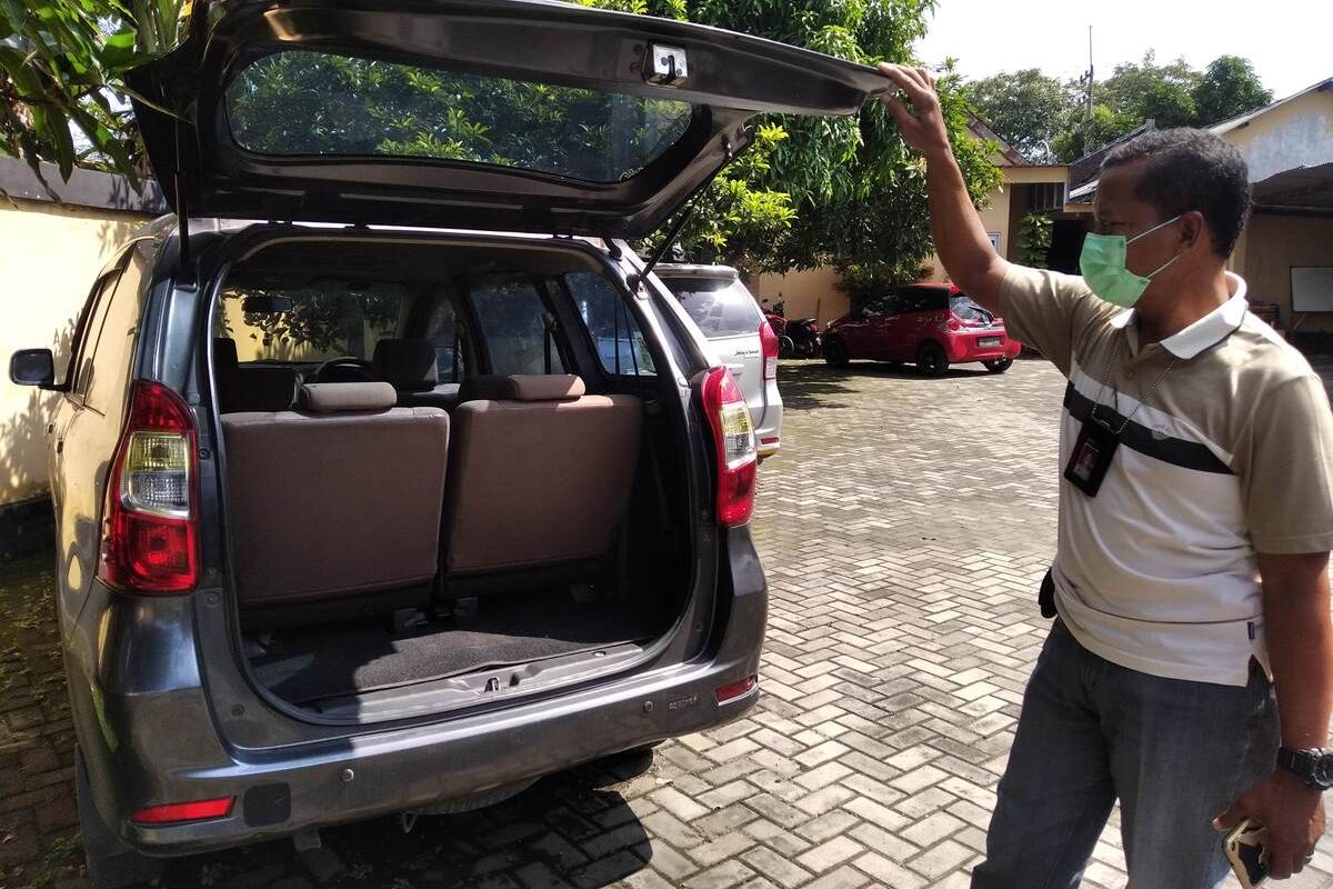 Kanit Reskrim Polsek Loceret Iptu Widodo menunjukkan mobil rental Daihatsu Xenia N 1422 BZ yang disewa Hersumadi lalu digadaikan ke orang tak dikenal, Jumat (4/3/2022).