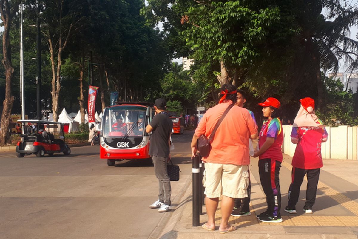 Volunter Asian Para Games 2018 (bertopi merah) tampak memberikan penjelasan kepada pengunjung GBK. Foto diambil Rabu (10/10/2018).