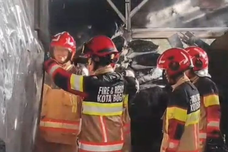 Suhu Terlalu Panas, Pabrik Briket di Bogor Terbakar