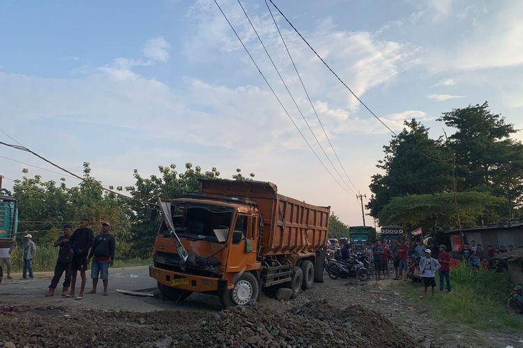 Kecelakaan beruntun melibatkan dua truk tronton pengangkut tambang terjadi di Jalan Raya Sudamanik, Desa Gorowong Kecamatan Parung Panjang, Kabupaten Bogor, Jawa Barat, Minggu (17/12/2023) pukul 15.30 WIB. Akibatnya, pengendara motor tertimpa truk tersebut dan dua orang tewas di lokasi kejadian.