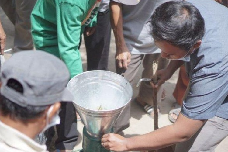 Mahasiswa Universitas Negeri Semarang (Unnes) membantu warga Sangup, Musuk, Boyolali dalam program pemberdayaan pembuatan pakan ternak melalui penerapan teknologi tepat guna.