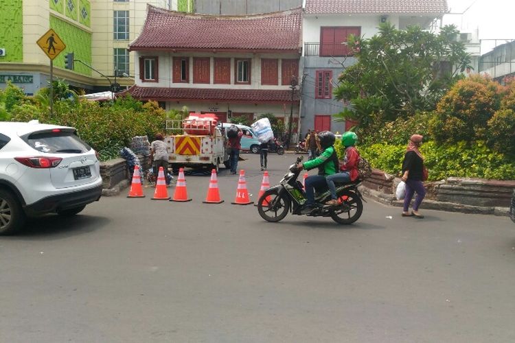 Akses berputar di depan Blok A ditutup sejak pukul 12.00 WIB hingga 18.00 WIB. Pengendara diimbau berputar di bawah Fly Over Karet atau Jalan KH Wahid Hasyim. Foto diambil Rabu (10/1/2018).