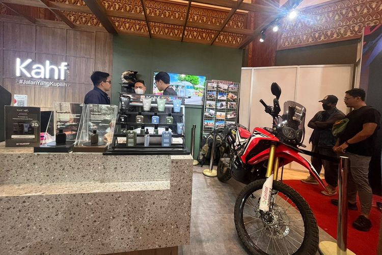 Booth Kahf dalam Indonesia Motorcycle Show (IMOS) 2022 yang diadakan di Jakarta Convention Center (JCC) Senayan pada 2-6 November.