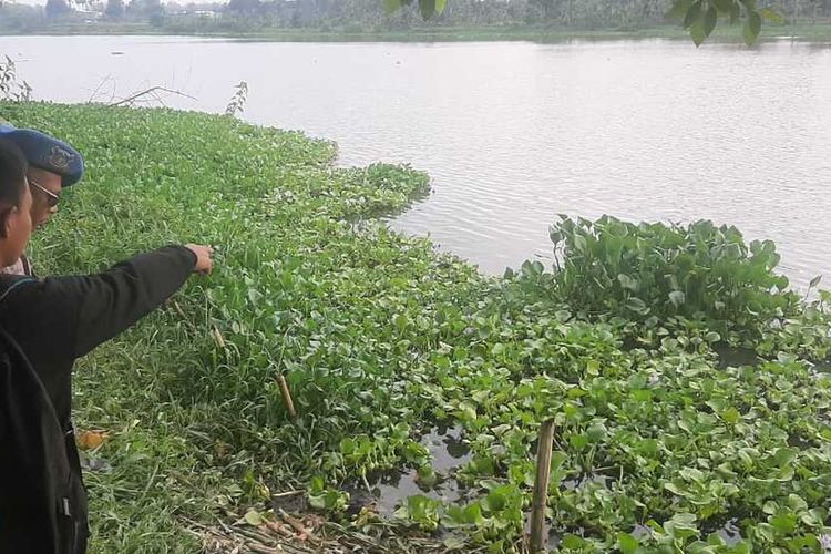 Aparat Kepolisian di Kabupaten Gowa, Sulawesi Selatan tengah menggelar olah tempat kejadian perkara (TKP) pasca tewasnya seorang pelajar SMP yang tenggelam usai perahunya terbalik di Sungai Jeneberang. Jumat, (13/12/20199).