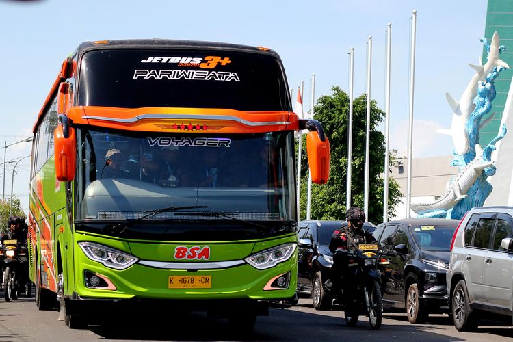 Rombongan pemain Arema FC memasuki stadion saat pertandingan pekan ke-13 Liga 1 2023-2024 melawan Persebaya Surabaya yang berakhir dengan skor 3-1 di Stadion Gelora Bung Tomo Surabaya, Sabtu (23/9/2023) sore.