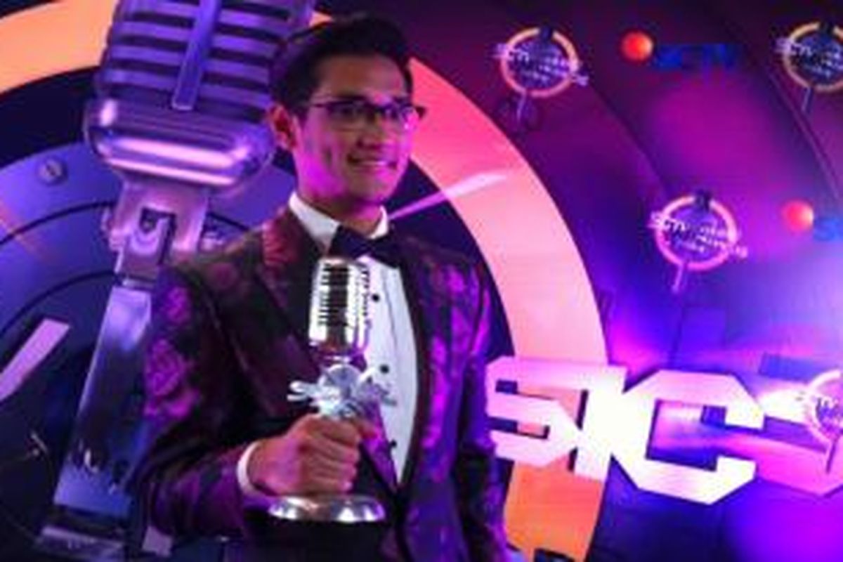 Vokalis Afgan Syahreza diabadikan dengan piala Penyanyi Solo Pria Paling Ngetop versi SCTV Music Awards 2014 yang diterimanya, di Hall D JIExpo, Kemayoran, Jakarta Pusat, Kamis (17/4/2014) malam.