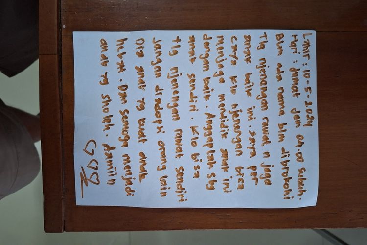 Surat wasiat pada bayi yang ditemukan warga di Kelurahan Cepu, Kecamatan Cepu, Kabupaten Blora, Jawa Tengah, Minggu (12/5/2024)
