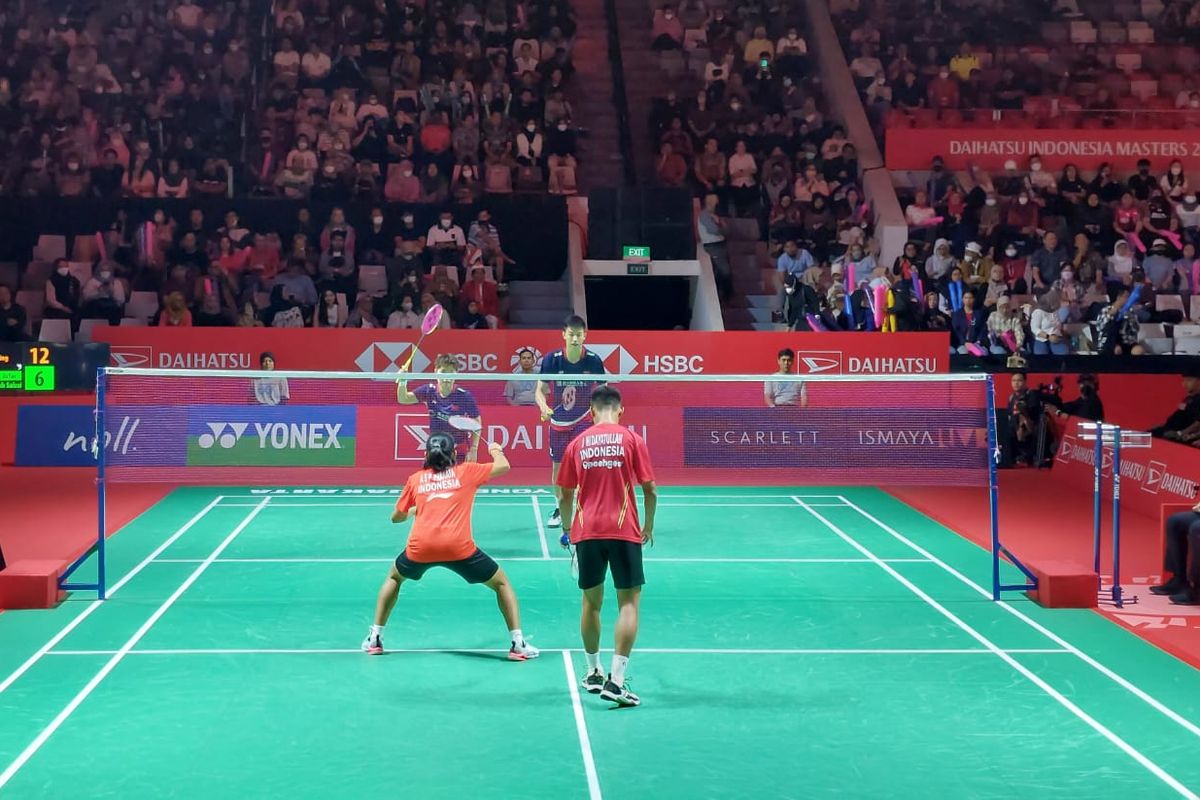 Ganda campuran Indonesia, Jafar Hidayatullah/Aisyah Salsabila Putri Pranata, saat tengah melakoni pertandingan melawan wakil China, Feng Yan Zhe/Huang Dong Ping, dalam perempat final Indonesia Masters 2023. Laga itu digelar di Istora Senayan, Jakarta, pada Jumat (27/1/2023) malam WIB.
