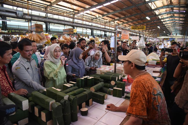 Wakil Ketua Komisi IV DPR RI Anggia Erma Rini saat meninjau ketersediaan dan kondisi harga komoditas pangan strategis jelang Ramadan di Pasar Modern BSD City, Tangerang Selatan, Banten.