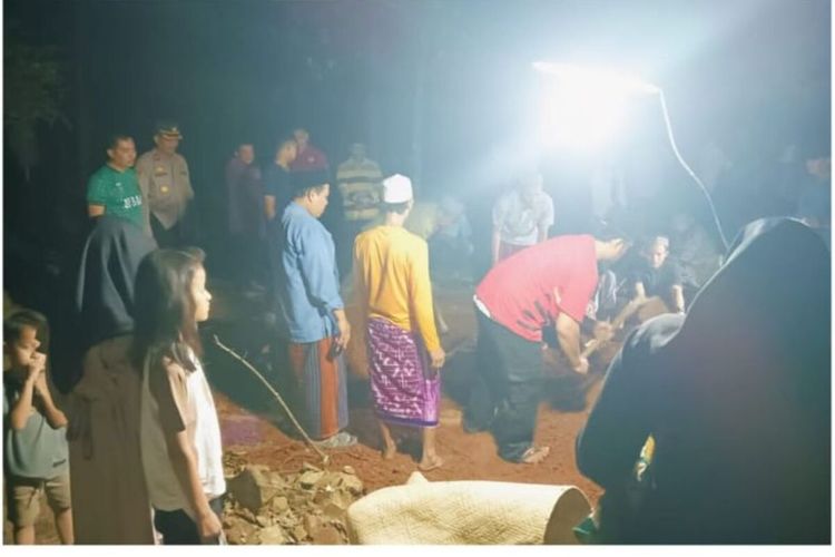 Seorang sopir truk tambang berinisial SC (48) tewas tertimbun longsor tanah galian di Desa Gorowong, Kecamatan Parung Panjang, Kabupaten Bogor, Jawa Barat, Sabtu (27/7/2024).