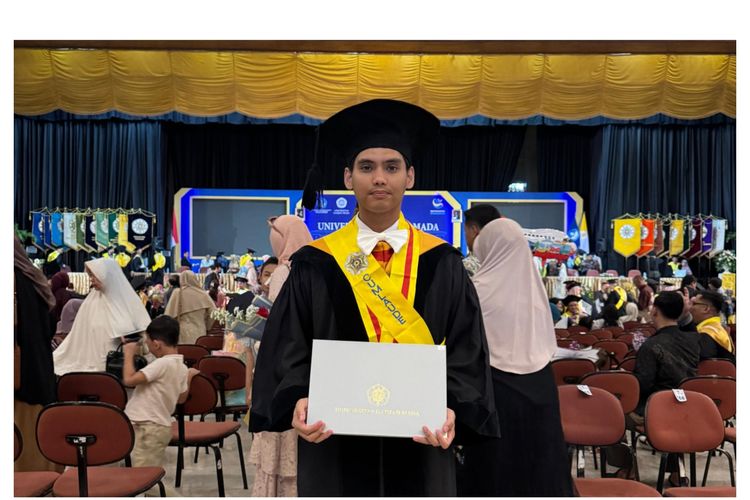 Rizky Aflaha, lulusan doktor fisika cumlaude UGM yang masih muda, berusia 25 tahun. 
