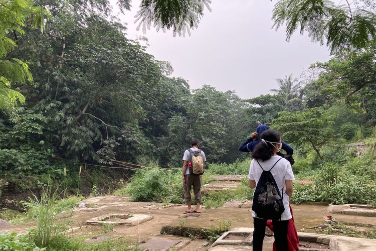 Para wisatawan yang sedang berjalan menuju salah satu titik Sungai Ciliwung yang memiliki pesona indah, lengkap dengan pepohona rindang, serta rerumputan dan semak belukar yang masih hijau dan asri, Kota Bogor, Senin (24/5/2021).