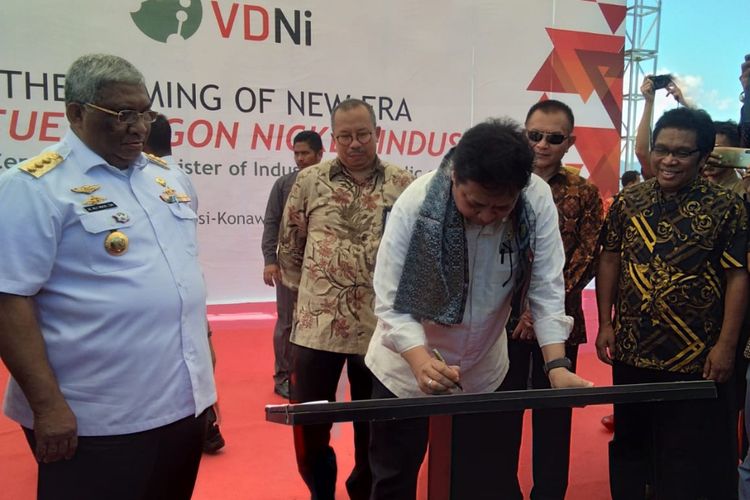 Menperin Airlangga R Hartarto menandantangani prasaati peresmian Smelter di Morosi Konawe didampingi Gubernur Sultra (KOMPAS.com/KIKI ANDI PATI)