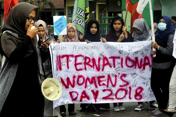 Sejumlah aktifis yang tergabung dalam FPB (Forum Perempuan Banten) berunjuk rasa memperingati Hari Perempuan Internasional di Alun-alun Serang, Banten, Kamis (8/3). Mereka mendesak pemerintah memberi perlindungan lebih baik untuk keamanan perempuan serta terpenuhinya hak-hak dasar perempuan dalam berbagai bidang kehidupan serta terbebas dari kekerasan dan intimidasi. ANTARA FOTO/Asep Fathulrahman/pras/18
