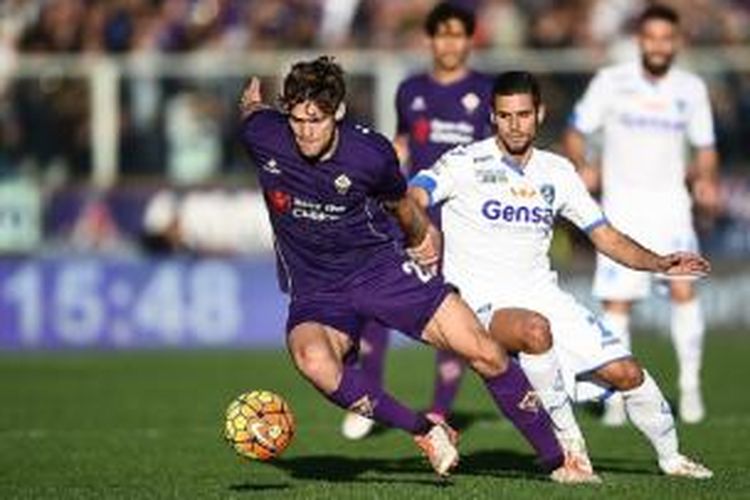 Pemain Fiorentina, Marcos Alonso (kiri), berduel dengan pemain Empoli, Vincent Laurini, pada laga lanjutan Serie A di Stadion Artemio Franchi, Minggu (22/11/2015).