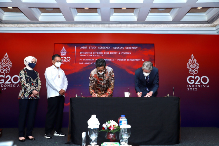 Penandatanganan JSA oleh Chief Executive Officer (CEO) Pertamina NRE Dannif Danusaputro dan Vice Chairman Pondera Group Eric Arends terkait proyek pengembangan pembangkit listrik tenaga bayu (PLTB) lepas pantai yang terintegrasi dengan fasilitas produksi hidrogen hijau di Nusa Dua, Bali, Selasa (30/8/2022) 