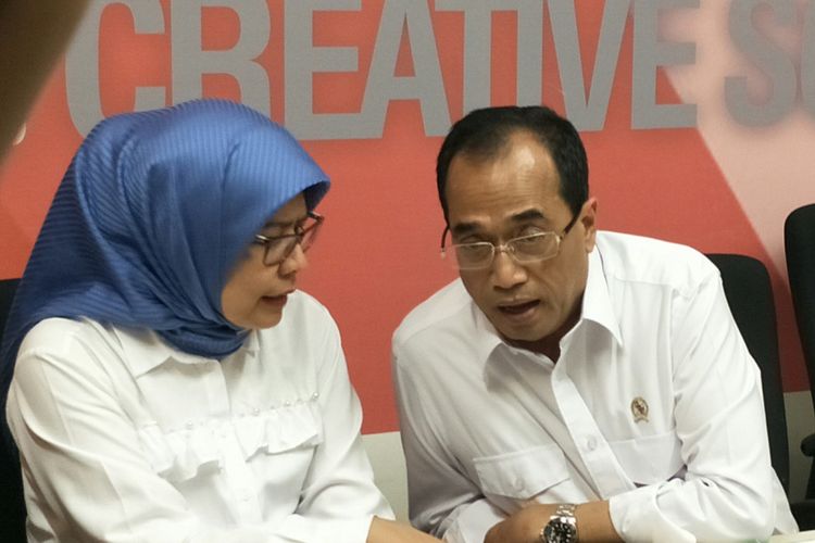 Menteri Perhubungan Budi Karya Sumadi bersama Dirut Jasa Marga Desi Arryani saat menggelar jumpa pers di Bekasi, Selasa (20/11/2018)
